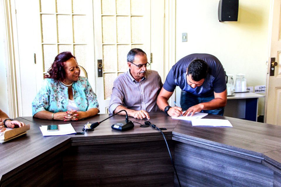 28.12.2017 - Secretária de Governo Clotilde Victória representa a Prefeita na assinatura dos contratos das escolas assistenciais