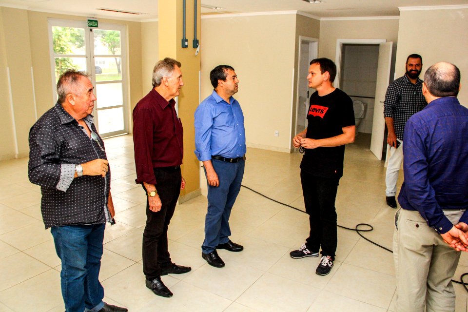 17.01.2018 - Vice-prefeito Idemar Barz e o deputado federal Ronaldo Nogueira visitam a UBS Sanga Funda e as obras da UPA Bento