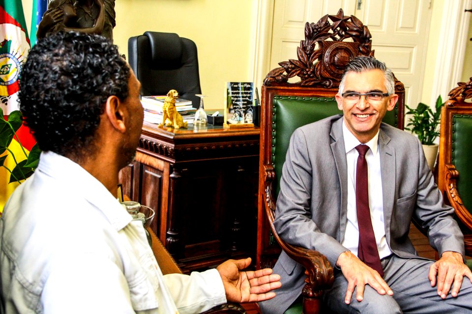 06.12.2017 - Prefeito em exercício Luiz Henrique Viana recebe a visita do Coordenador Regional da CUFA Pelotas, Edson Luís Duarte Mesquita