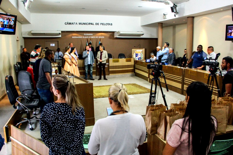 07.11.2017 - Vice-prefeito Idemar Barz e Corte do Pêssego 2017 em visita a Câmara de Vereadores