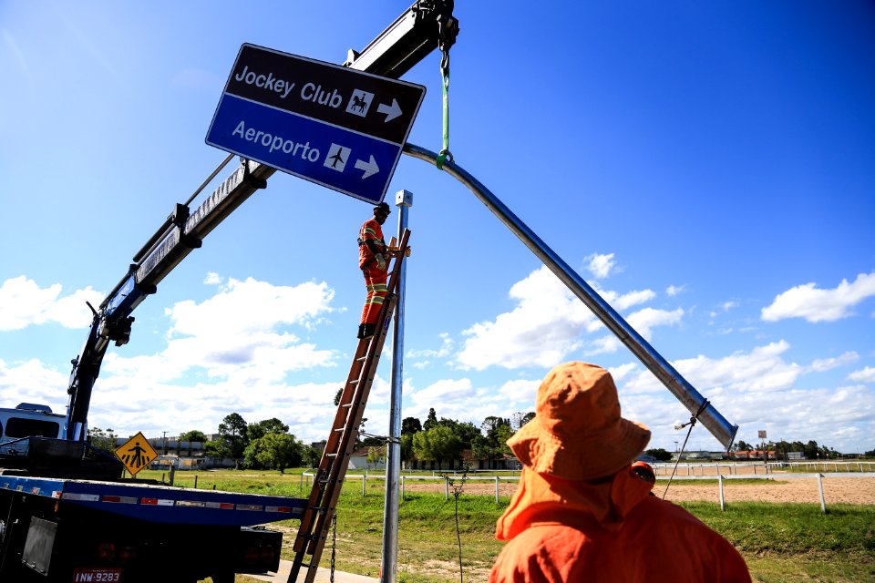 14.02.2018 - Prefeita Paula Mascarenhas acompanha instalação de placas turísticas - Foto: Gustavo Vara