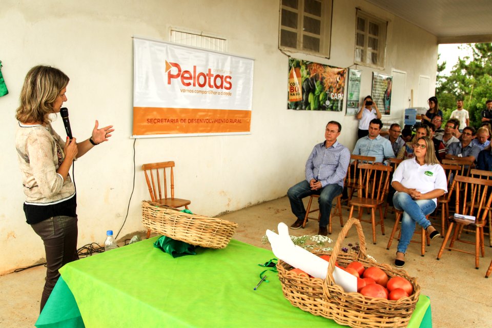 06.12.2017 - Prefeita Paula Mascarenhas durante inauguração da Agroindústria Sul Ecológica na Estrada da Gama na colônia de Pelotas