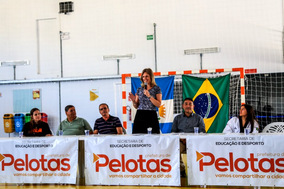 05.01.2018 - Prefeita Paula Mascarenhas na entrega das faixas pretas aos alunos de escolas municipais do Dunas e membros dos projeto Vida Ativa e Quem Luta Não Briga