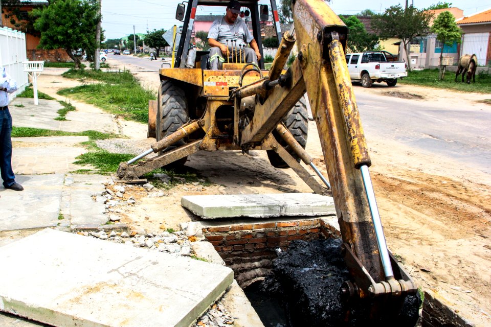 25.10.2017 - SSUI - Obras de drenagem na rua Mario Peiruque - Foto: Marcel Avila