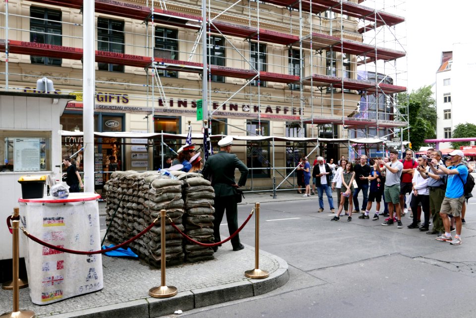 04 Checkpoint Charlie (2)