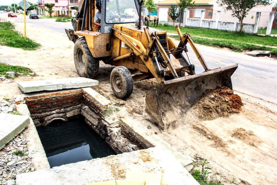25.10.2017 - SSUI - Obras de drenagem na rua Mario Peiruque - Foto: Marcel Avila