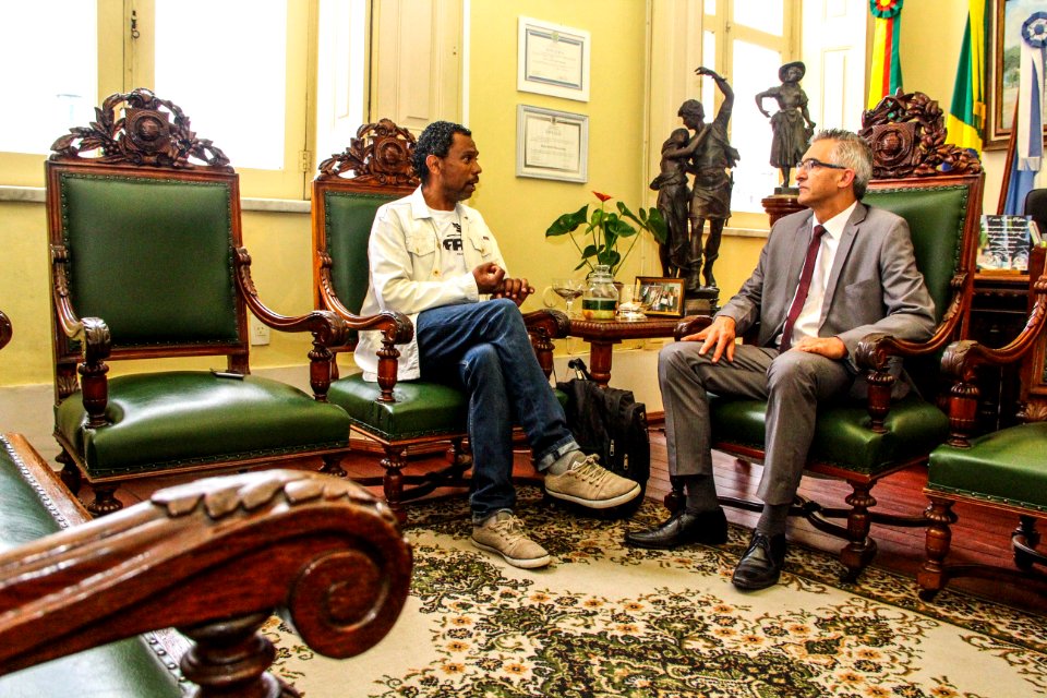 06.12.2017 - Prefeito em exercício Luiz Henrique Viana recebe a visita do Coordenador Regional da CUFA Pelotas, Edson Luís Duarte Mesquita