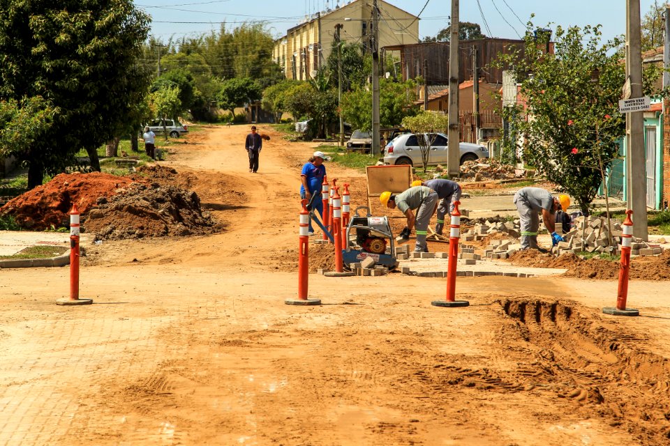 24.10.2017 - Prefeita Paula Mascarenhas em visita às obras do Sanep, ruas: Barros Cassal, Joaquim Vieira da Cunha, Arnaldo Mesquita de Menezes, Henrique Lorea
