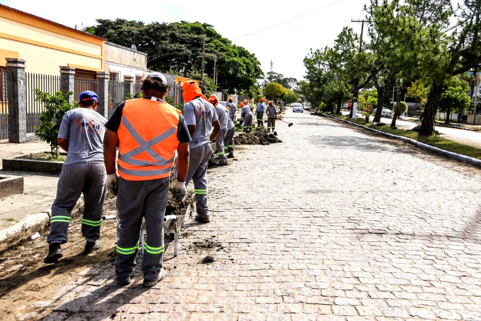 24.10.2017 - Serviços de limpeza urbana no Laranjal - SSUI