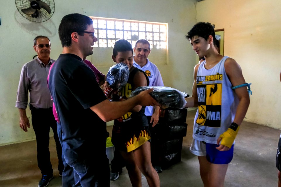 26.10.2017 SMED Entrega Luvas Proj Quem luta não briga