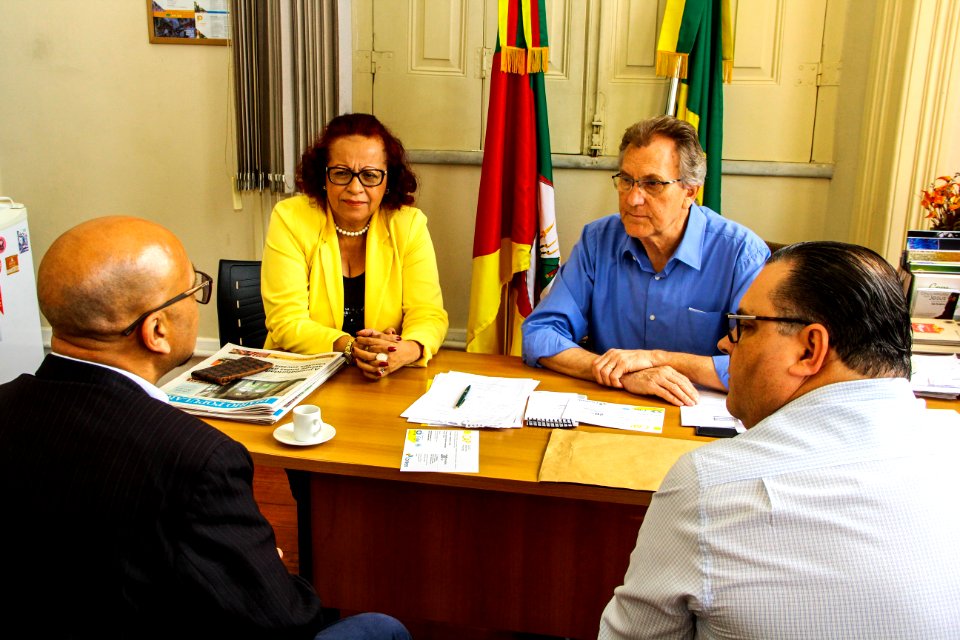 17.11.2017 - Vice-prefeito Idemar Barz e secretária de Governo Clotilde Victória recebem o convite para palestra sobre comércio virtual promovida pelos Correios