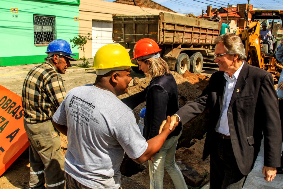 24.10.2017 - Prefeita Paula Mascarenhas em visita às obras do Sanep, ruas: Barros Cassal, Joaquim Vieira da Cunha, Arnaldo Mesquita de Menezes, Henrique Lorea