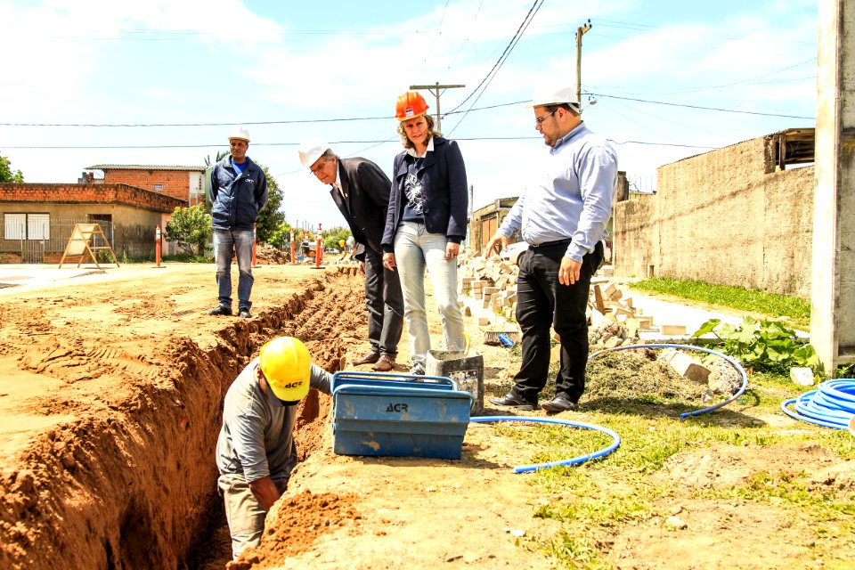 24.10.2017 - Prefeita Paula Mascarenhas em visita às obras do Sanep, ruas: Barros Cassal, Joaquim Vieira da Cunha, Arnaldo Mesquita de Menezes, Henrique Lorea