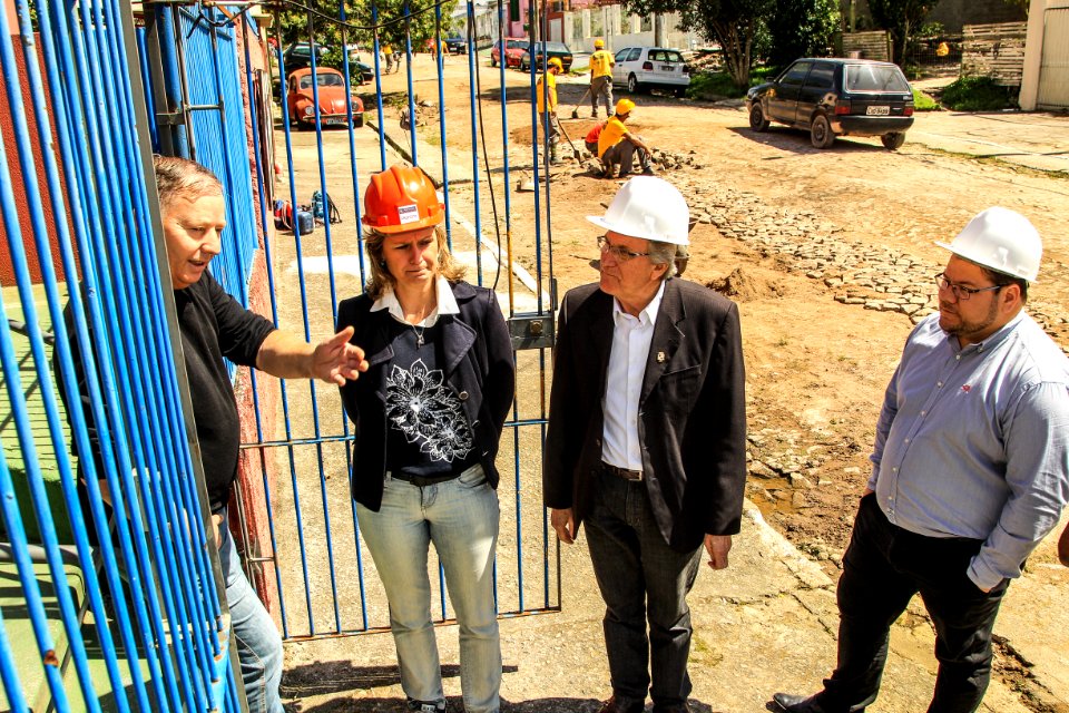 24.10.2017 - Prefeita Paula Mascarenhas em visita às obras do Sanep, ruas: Barros Cassal, Joaquim Vieira da Cunha, Arnaldo Mesquita de Menezes, Henrique Lorea