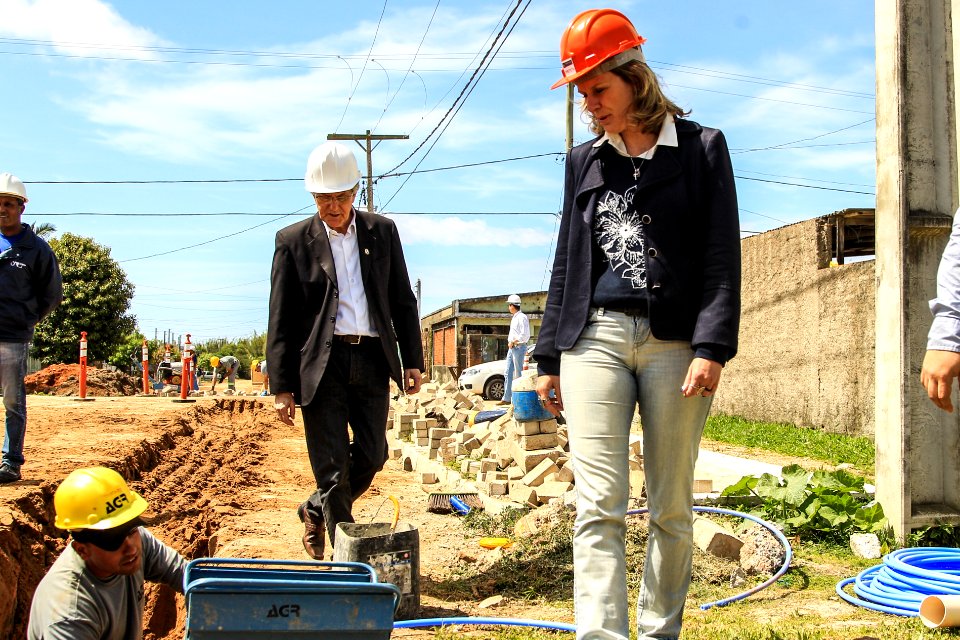 24.10.2017 - Prefeita Paula Mascarenhas em visita às obras do Sanep, ruas: Barros Cassal, Joaquim Vieira da Cunha, Arnaldo Mesquita de Menezes, Henrique Lorea