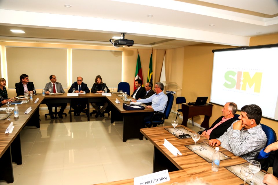 17.11.2017 - Prefeita Paula Mascarenhas na reunião da Azonasul com o Secretário Estadual de Segurança Pública, Cezar Schirmer