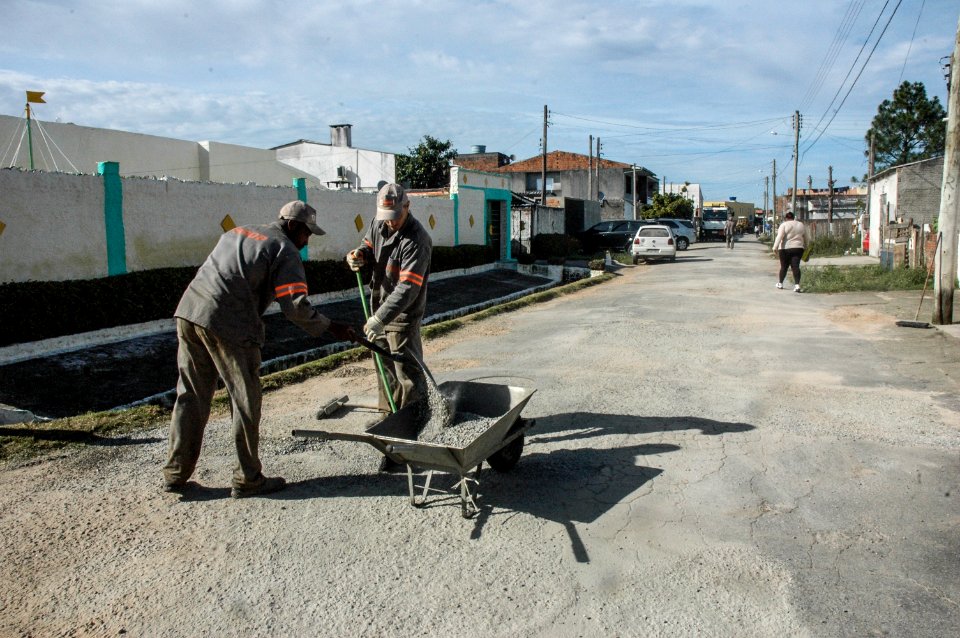 24.10.2017 - Asfaltamento da rua Quatro no bairro Navegantes