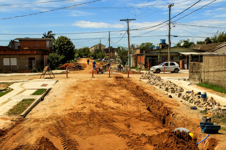24.10.2017 - Prefeita Paula Mascarenhas em visita às obras do Sanep, ruas: Barros Cassal, Joaquim Vieira da Cunha, Arnaldo Mesquita de Menezes, Henrique Lorea