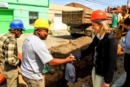 24.10.2017 - Prefeita Paula Mascarenhas em visita às obras do Sanep, ruas: Barros Cassal, Joaquim Vieira da Cunha, Arnaldo Mesquita de Menezes, Henrique Lorea