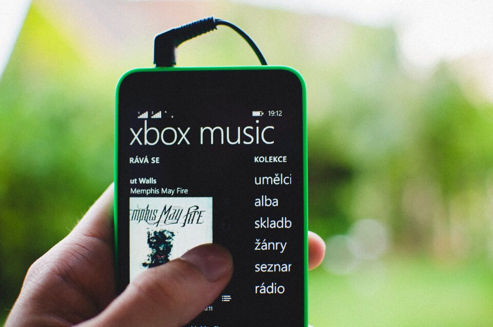 Player hand to listen to the