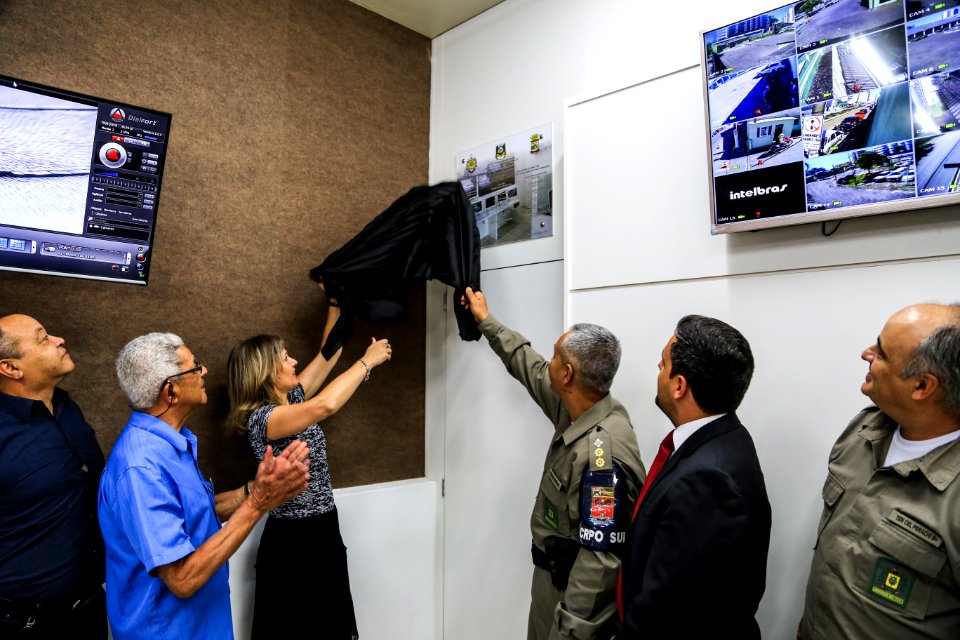 05.01.2018 - Prefeita Paula Mascarenhas na solenidade de inauguração da revitalização do refeitório do 4º BPM e reestruturação da Sala de Operações