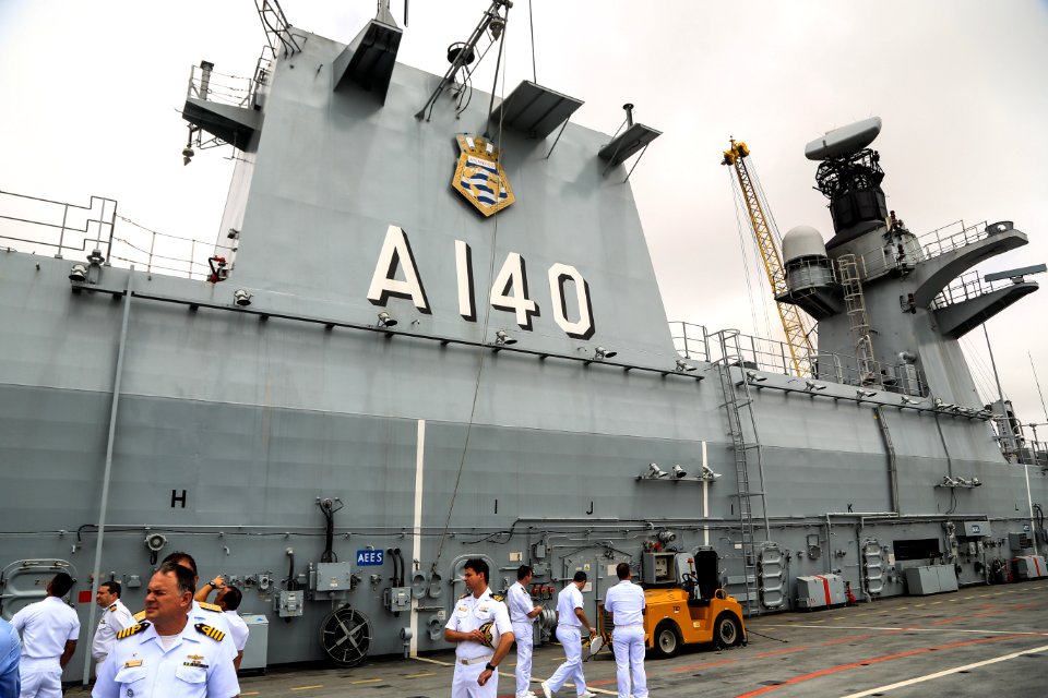 24.01.2019 - Prefeito em exercício Idemar Barz participa de visita guiada ao navio Porta Helicópteros multipropósito Atlântico, com o comandante do 5º Distrito Naval, vice-almirante José Renato de Oliveira - Foto: Gustavo Vara