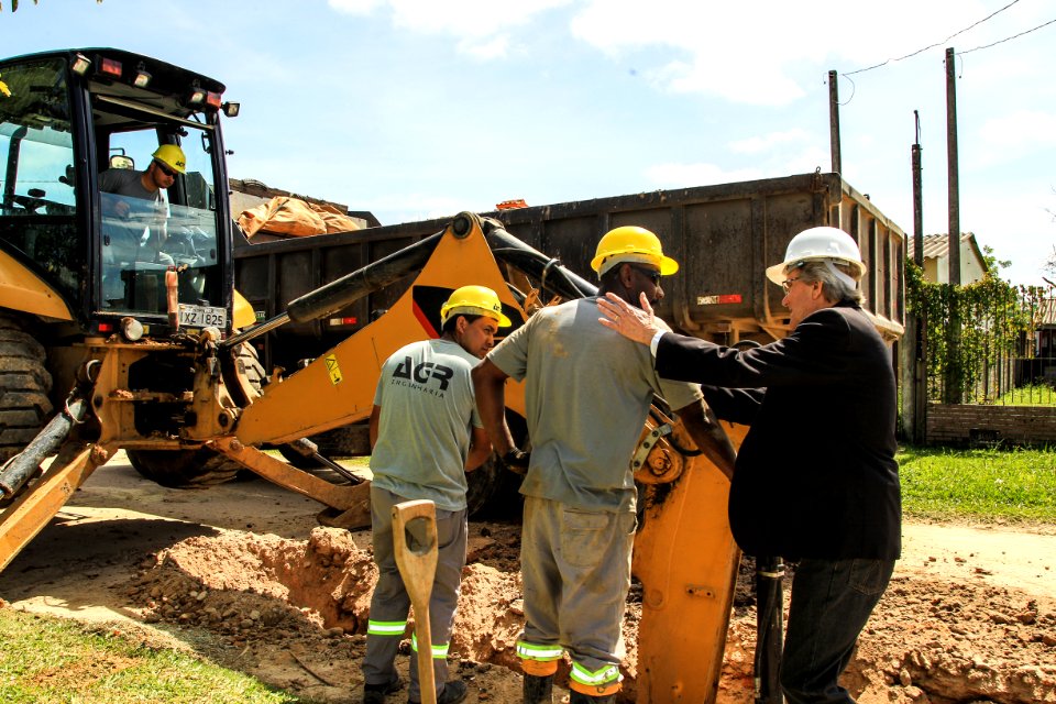24.10.2017 - Prefeita Paula Mascarenhas em visita às obras do Sanep, ruas: Barros Cassal, Joaquim Vieira da Cunha, Arnaldo Mesquita de Menezes, Henrique Lorea