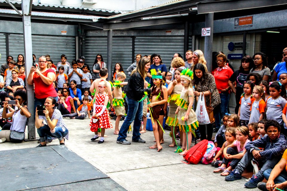 17.11.2017 - Ações que integram o projeto Africanidades - Alunos Smed no Mercado Central - Fotos: Marcel Avila