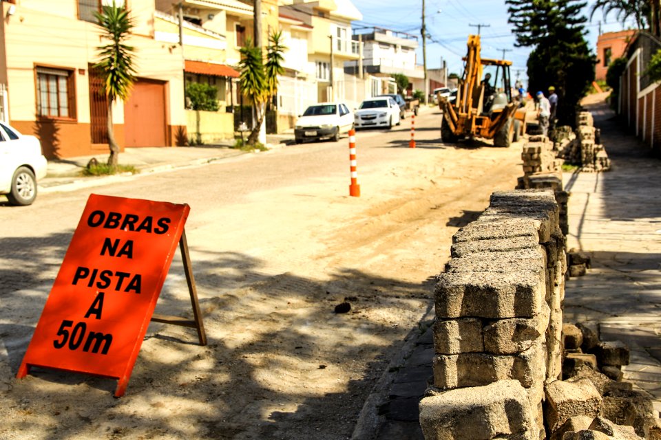24.10.2017 - Prefeita Paula Mascarenhas em visita às obras do Sanep, ruas: Barros Cassal, Joaquim Vieira da Cunha, Arnaldo Mesquita de Menezes, Henrique Lorea