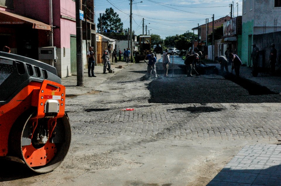 24.10.2017 - Asfaltamento da rua Quatro no bairro Navegantes