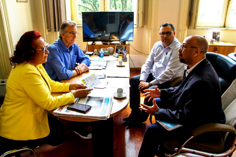 17.11.2017 - Vice-prefeito Idemar Barz e secretária de Governo Clotilde Victória recebem o convite para palestra sobre comércio virtual promovida pelos Correios