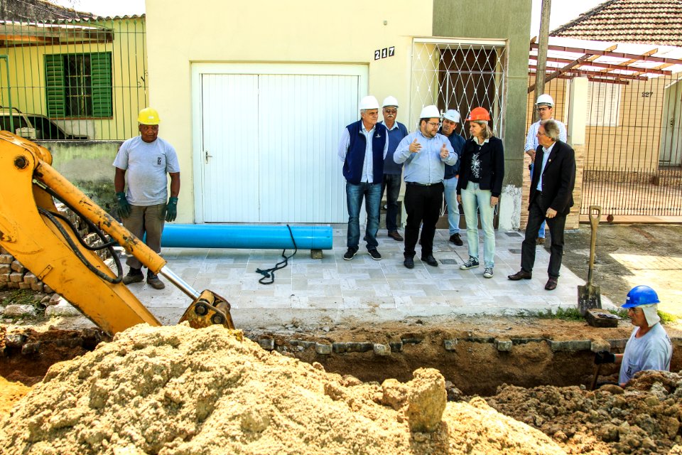 24.10.2017 - Prefeita Paula Mascarenhas em visita às obras do Sanep, ruas: Barros Cassal, Joaquim Vieira da Cunha, Arnaldo Mesquita de Menezes, Henrique Lorea
