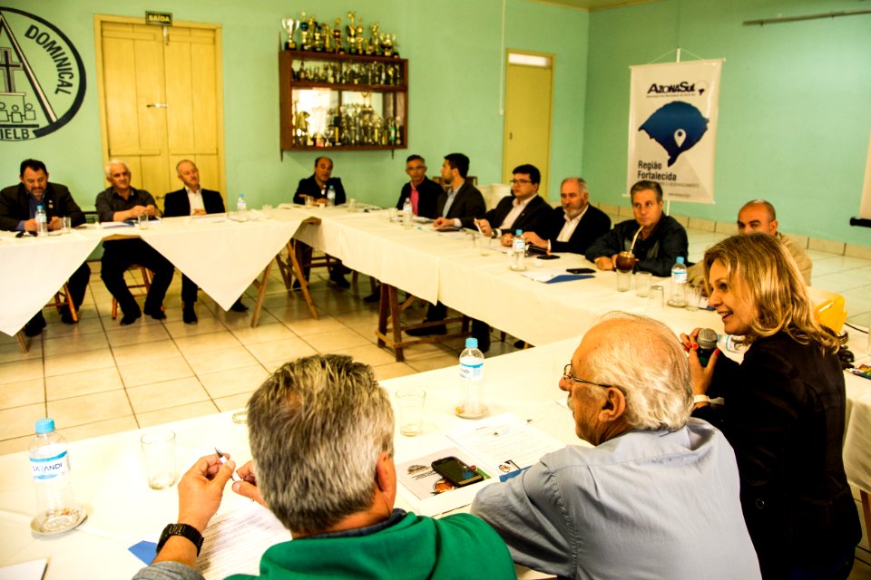 20.10.2018 - Prefeita Paula Mascarenhas durante reunião da Azonasul em Cerrito, no 3º Distrito - Passo do Santana - Foto: Gustavo Vara