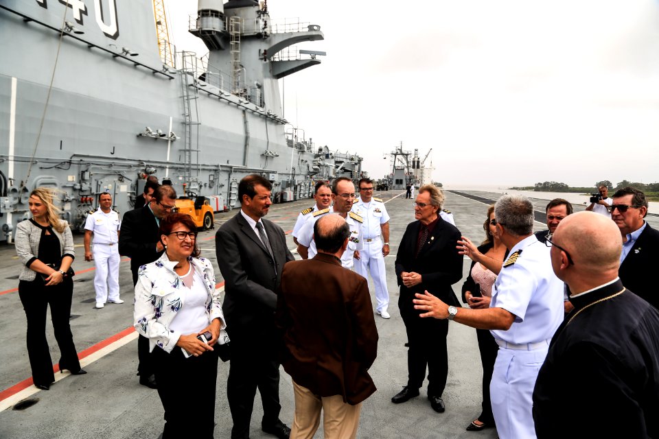 24.01.2019 - Prefeito em exercício Idemar Barz participa de visita guiada ao navio Porta Helicópteros multipropósito Atlântico, com o comandante do 5º Distrito Naval, vice-almirante José Renato de Oliveira - Foto: Gustavo Vara