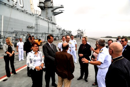 24.01.2019 - Prefeito em exercício Idemar Barz participa de visita guiada ao navio Porta Helicópteros multipropósito Atlântico, com o comandante do 5º Distrito Naval, vice-almirante José Renato de Oliveira - Foto: Gustavo Vara
