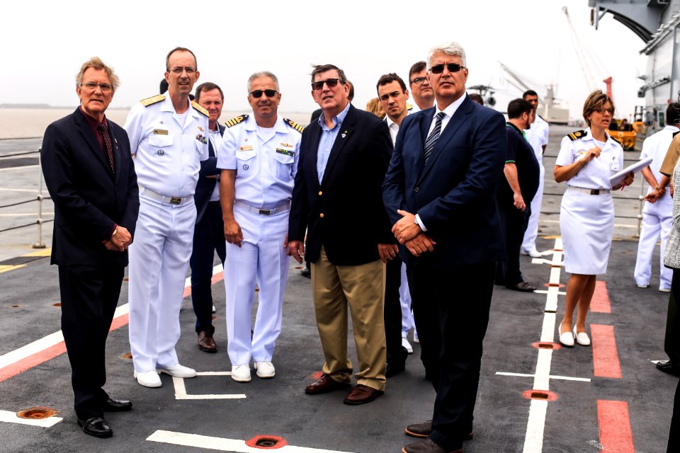 24.01.2019 - Prefeito em exercício Idemar Barz participa de visita guiada ao navio Porta Helicópteros multipropósito Atlântico, com o comandante do 5º Distrito Naval, vice-almirante José Renato de Oliveira - Foto: Gustavo Vara