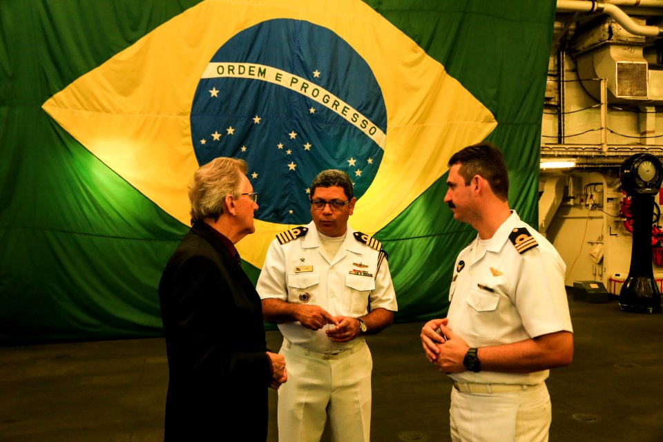 24.01.2019 - Prefeito em exercício Idemar Barz participa de visita guiada ao navio Porta Helicópteros multipropósito Atlântico, com o comandante do 5º Distrito Naval, vice-almirante José Renato de Oliveira - Foto: Gustavo Vara