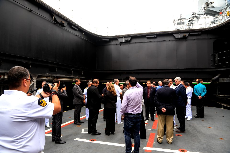 24.01.2019 - Prefeito em exercício Idemar Barz participa de visita guiada ao navio Porta Helicópteros multipropósito Atlântico, com o comandante do 5º Distrito Naval, vice-almirante José Renato de Oliveira - Foto: Gustavo Vara