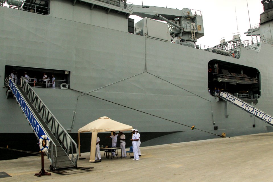 24.01.2019 - Prefeito em exercício Idemar Barz participa de visita guiada ao navio Porta Helicópteros multipropósito Atlântico, com o comandante do 5º Distrito Naval, vice-almirante José Renato de Oliveira - Foto: Gustavo Vara