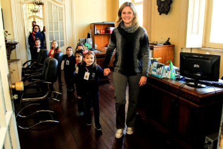 22.06.2018 - Prefeita Paula Mascarenhas recebe visita das crianças da Escola Criança Amada - 14 crianças - atividade da letras - letra P - Foto: Gustavo Vara
