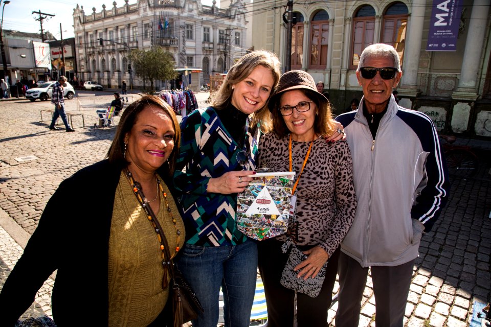 26.05.2018 - Prefeita Paula Mascarenhas cumprimenta expositores do Mercado das Pulgas pelo aniversário de quatro anos da feira - Foto: Gustavo Vara