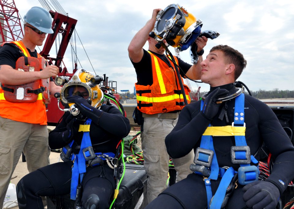 Army divers at Olmsted Locks and Dam