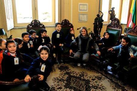 22.06.2018 - Prefeita Paula Mascarenhas recebe visita das crianças da Escola Criança Amada - 14 crianças - atividade da letras - letra P - Foto: Gustavo Vara
