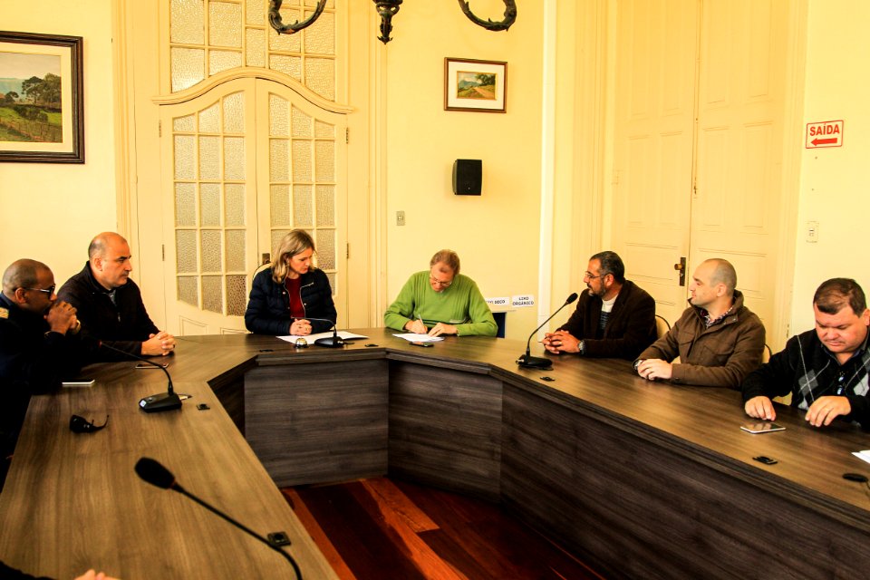 20.06.2018 - Prefeita Paula Mascarenhas e o vice Idemar Barz durante assinatura do contrato entre o consórcio e a empresa que instalará o botão de pânico nos ônibus do transporte coletivo - Foto: Gustavo Vara