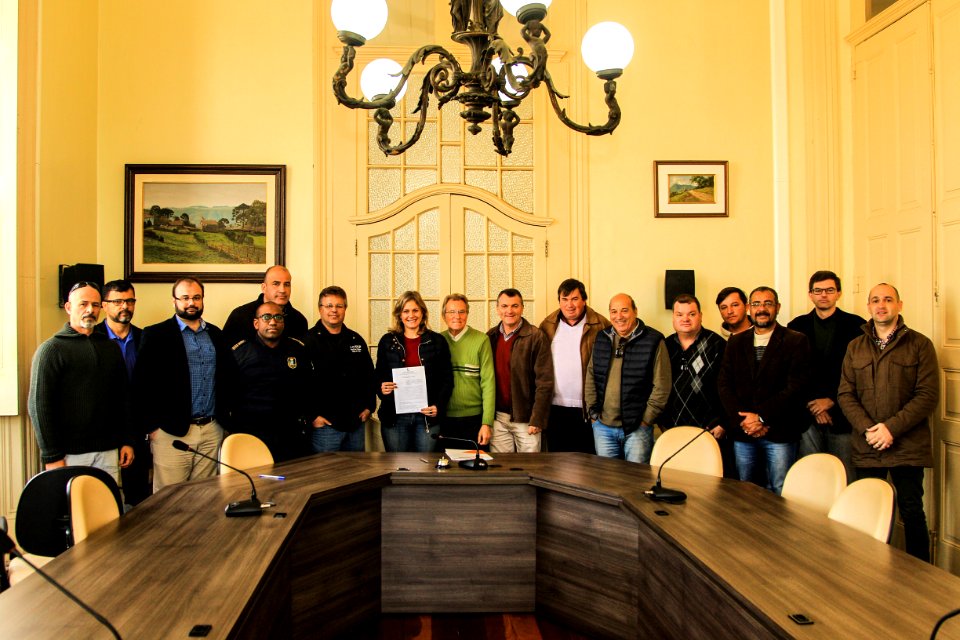 20.06.2018 - Prefeita Paula Mascarenhas e o vice Idemar Barz durante assinatura do contrato entre o consórcio e a empresa que instalará o botão de pânico nos ônibus do transporte coletivo - Foto: Gustavo Vara