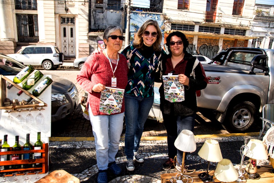 26.05.2018 - Prefeita Paula Mascarenhas cumprimenta expositores do Mercado das Pulgas pelo aniversário de quatro anos da feira - Foto: Gustavo Vara