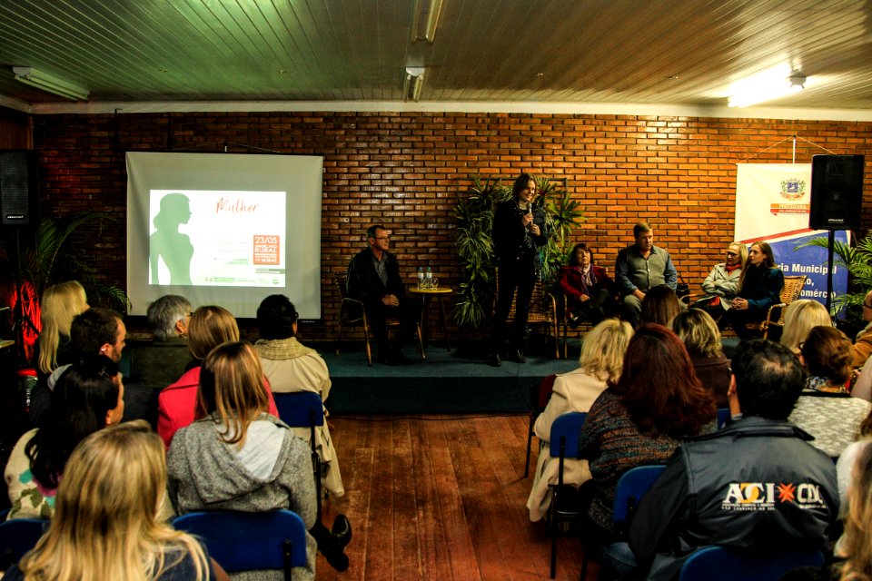 23.05.2018 - Prefeita Paula Mascarenhas durante o 1º Seminário Mulher Empreendedora” em São  Lourenço do Sul - Tema: “Papel da Mulher como Líder” - Foto: Gustavo Vara
