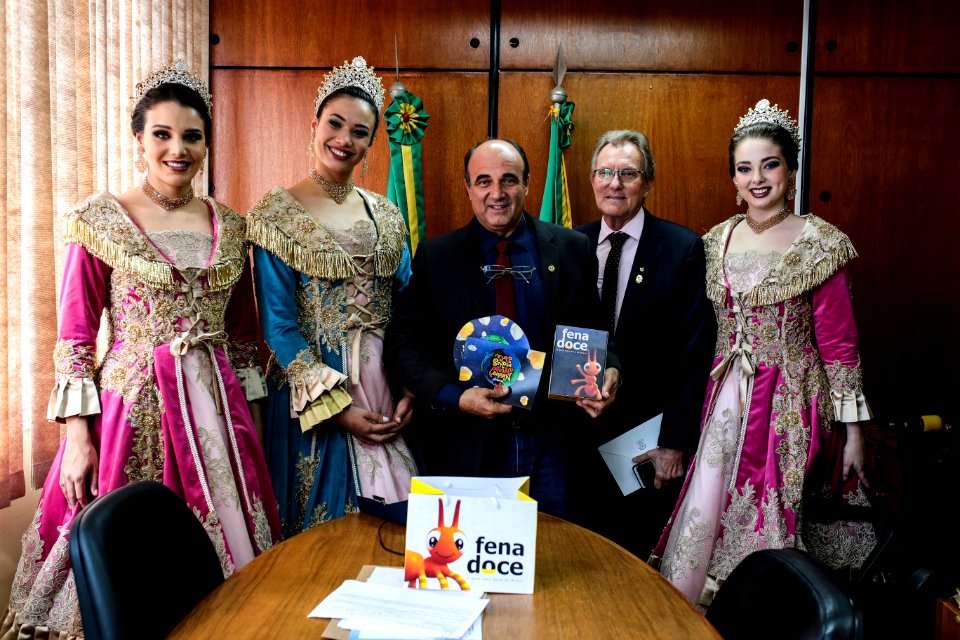 16.05.2018 - Vice prefeito Idemar Barz realiza entrega do Convite da Fenadoce 2018 com a Corte e CDL para o Governador do RS e Deputados Estaduais - Foto: Gustavo Mansur