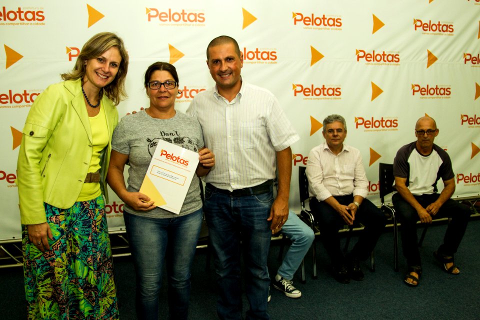 24.04.2018 - Prefeita Paula Mascarenhas e o vice Idemar Barz durante entrega da regularização fundiária do Loteamento Rui Bigliardi - Foto: Gustavo Vara