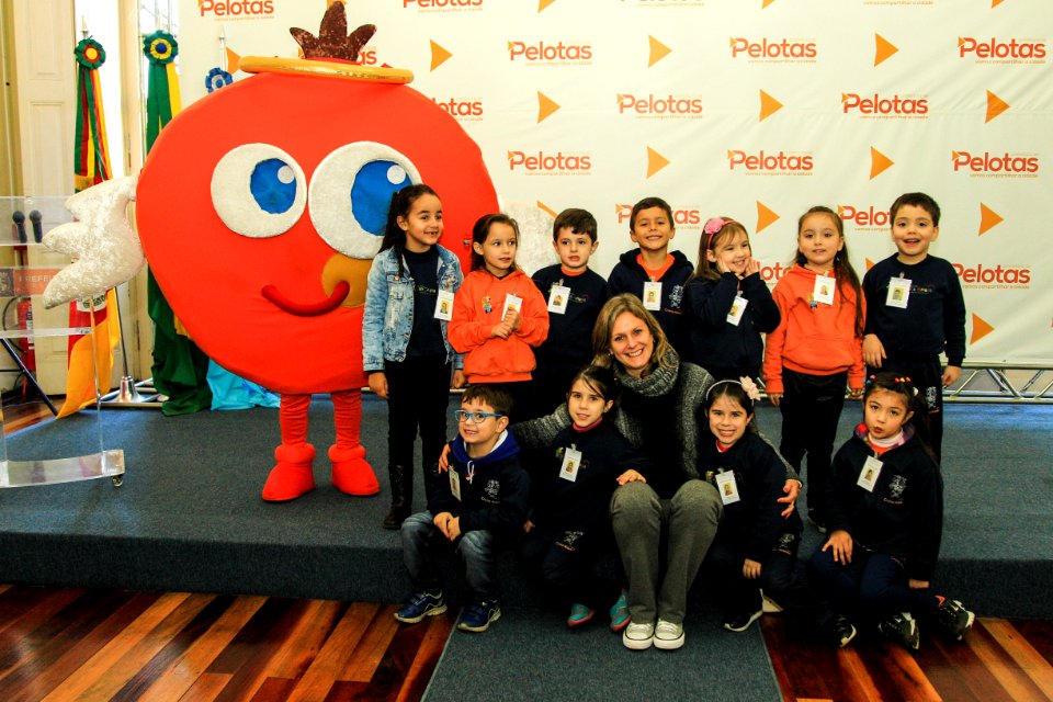 22.06.2018 - Prefeita Paula Mascarenhas recebe visita das crianças da Escola Criança Amada - 14 crianças - atividade da letras - letra P - Foto: Gustavo Vara